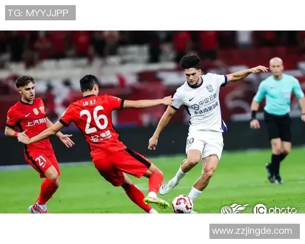 广州恒大与申花激战正酣中超巅峰对决引发球迷热议与期待 广州恒大与申花激战正酣中超巅峰对决引发球迷热议与期待